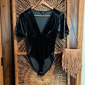 Forever 21 contemporary deep V velvet bodysuit ✨ puff sleeve ✨ dark green XS